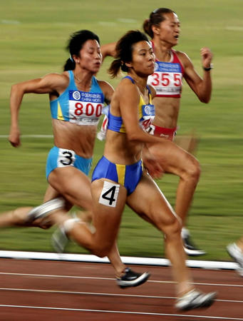田径亚锦赛女子200米决赛：“小孩姐”跑出个人最好成绩夺冠
